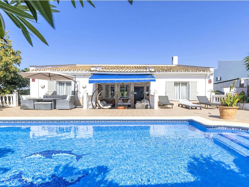 4 soverom Villa til salgs i La Duquesa / Puerto de la Duquesa med svømmebasseng garasje - € 650 000 (Ref: 9959314)