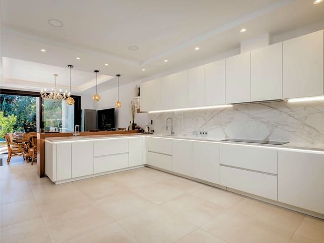 7 soverom Villa til salgs i San Pedro de Alcantara, Marbella med svømmebasseng garasje - € 4 750 000 (Ref: 9966242)
