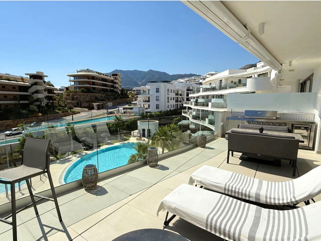2 bedroom Apartment for sale in Fuengirola with pool garage - € 570,000 (Ref: 9968092)