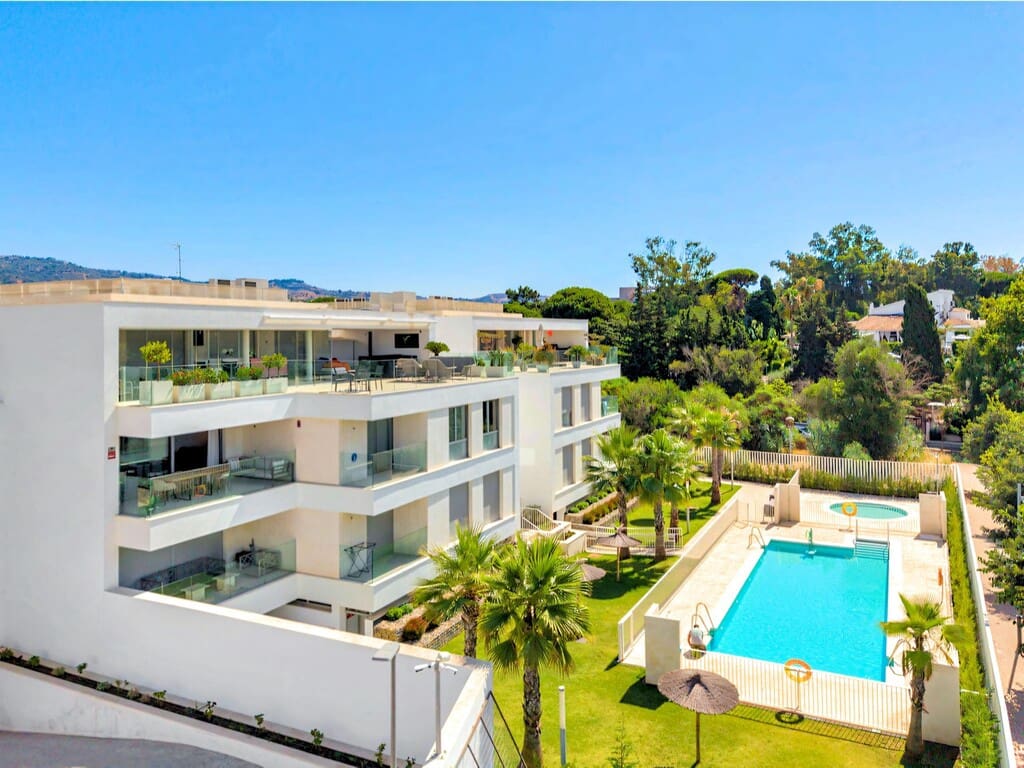 3 bedroom Apartment for sale in Elviria with pool garage - € 1,250,000 (Ref: 9969282)