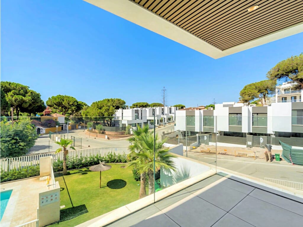 3 bedroom Apartment for sale in Elviria with pool garage - € 1,250,000 (Ref: 9969282)