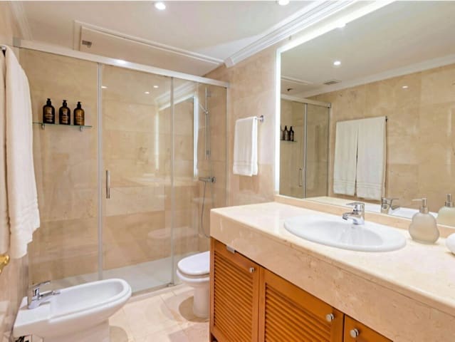 4 soverom Penthouse til salgs i Golden Mile, Marbella med svømmebasseng garasje - € 895 000 (Ref: 9972912)