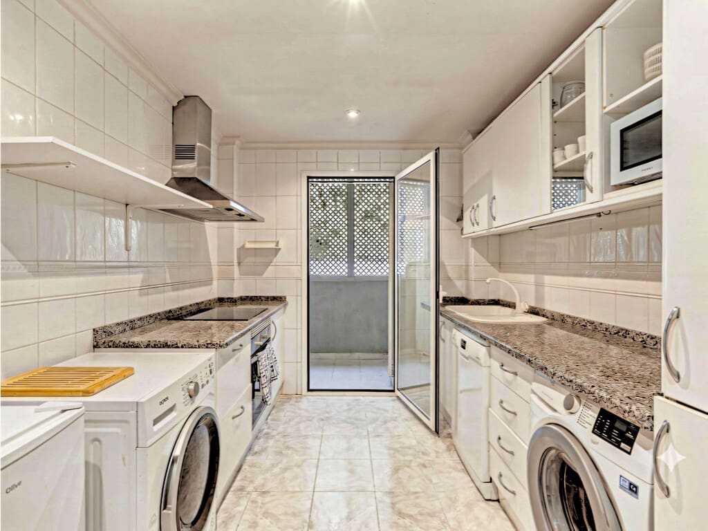 3 soveværelse Lejlighed til salg i Elviria med swimmingpool garage - € 675.000 (Ref: 9974905)