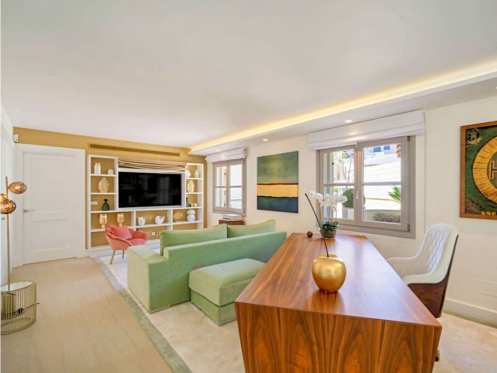 5 bedroom Villa for sale in Nueva Andalucia with pool garage - € 9,950,000 (Ref: 9976841)