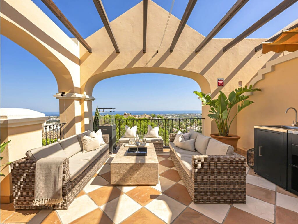 3 sypialnia Penthouse na sprzedaż w La Quinta z basenem garażem - 1 950 000 € (Ref: 9979517)