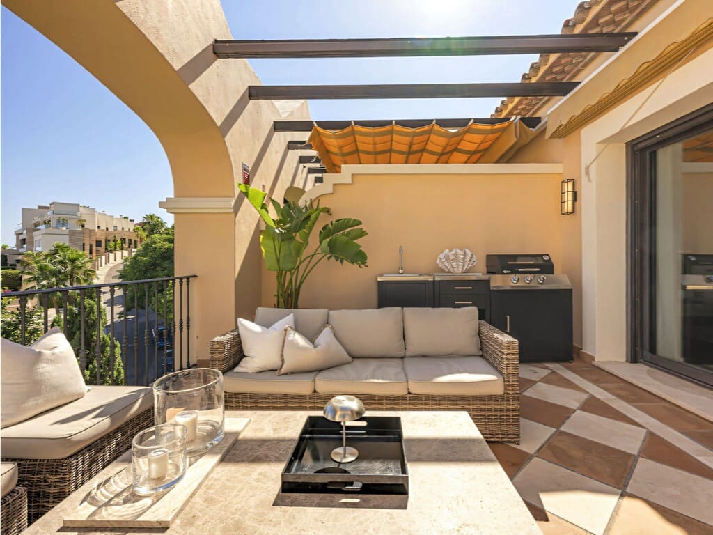 3 sypialnia Penthouse na sprzedaż w La Quinta z basenem garażem - 1 950 000 € (Ref: 9979517)