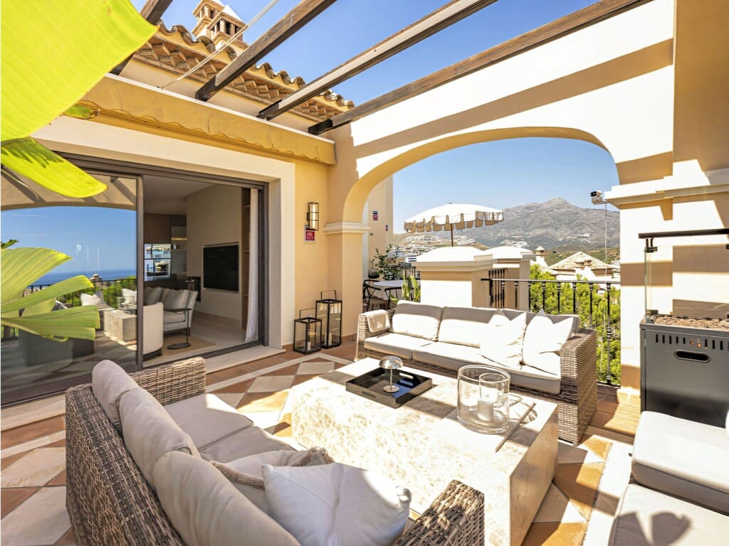 3 sypialnia Penthouse na sprzedaż w La Quinta z basenem garażem - 1 950 000 € (Ref: 9979517)
