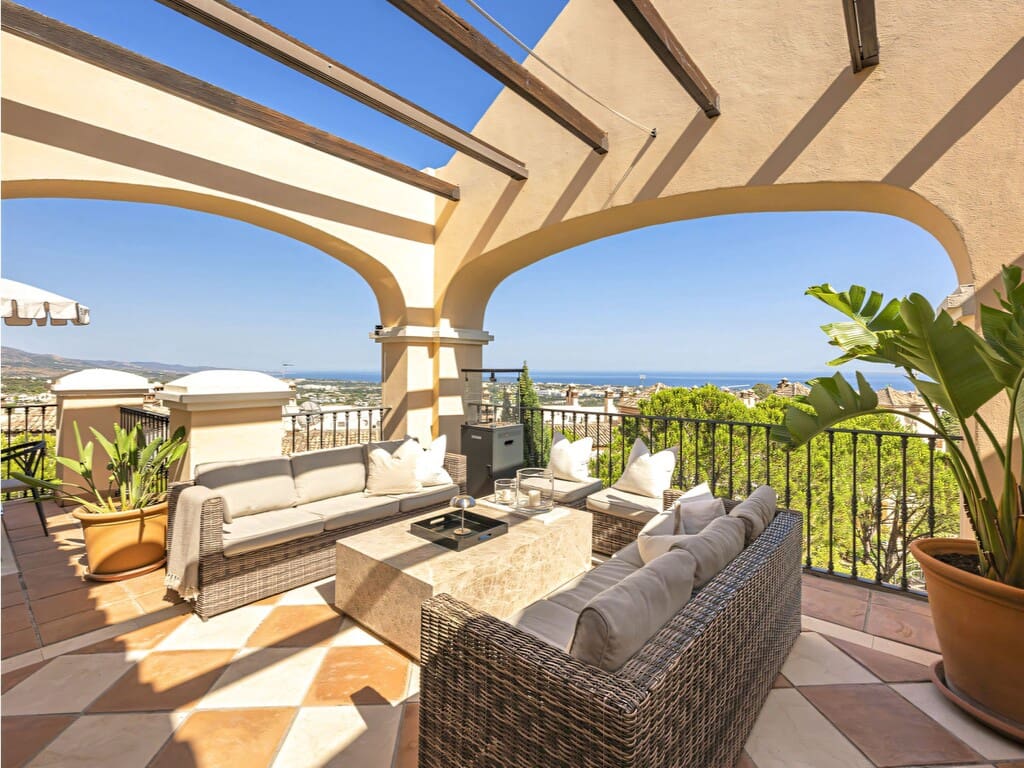3 sypialnia Penthouse na sprzedaż w La Quinta z basenem garażem - 1 950 000 € (Ref: 9979517)