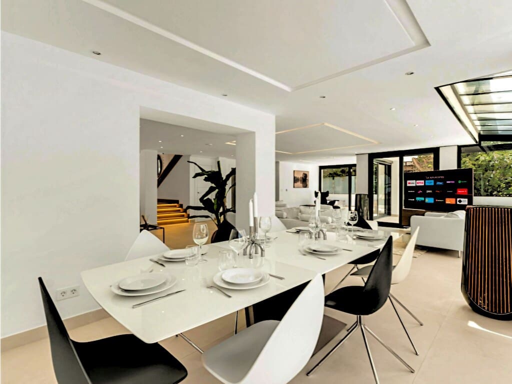 4 bedroom Villa for sale in Nueva Andalucia with pool garage - € 2,990,000 (Ref: 9980212)