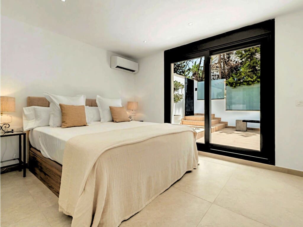 4 bedroom Villa for sale in Nueva Andalucia with pool garage - € 2,990,000 (Ref: 9980212)