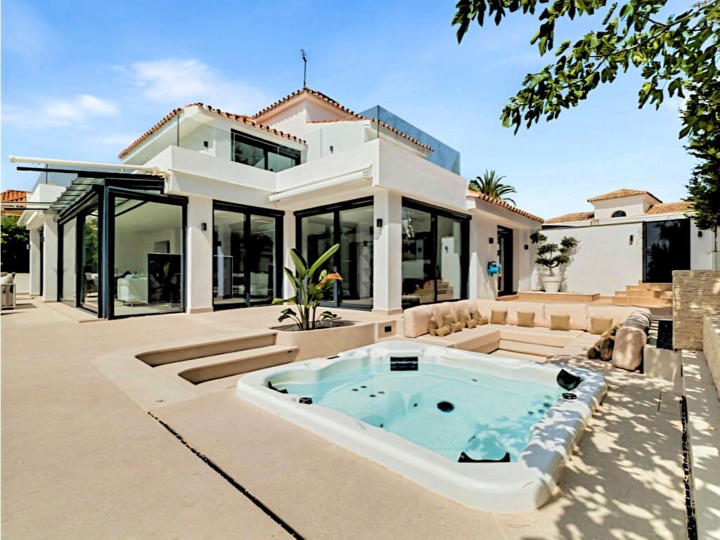 4 bedroom Villa for sale in Nueva Andalucia with pool garage - € 2,990,000 (Ref: 9980212)