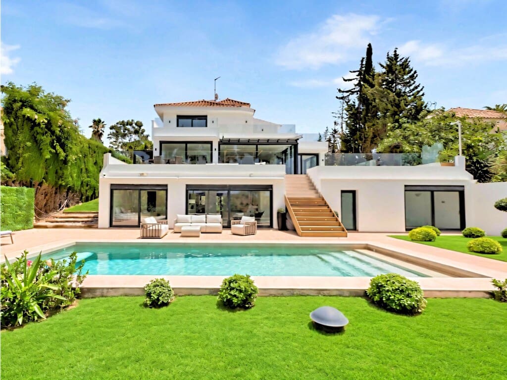 4 bedroom Villa for sale in Nueva Andalucia with pool garage - € 2,990,000 (Ref: 9980212)