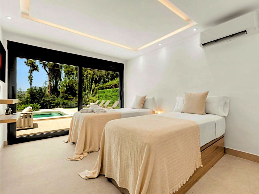 4 bedroom Villa for sale in Nueva Andalucia with pool garage - € 2,990,000 (Ref: 9980212)