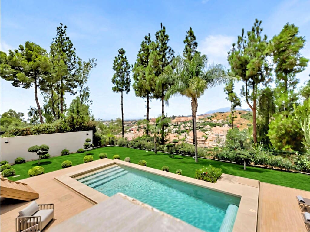 4 bedroom Villa for sale in Nueva Andalucia with pool garage - € 2,990,000 (Ref: 9980212)