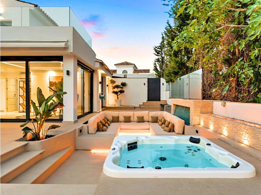 4 bedroom Villa for sale in Nueva Andalucia with pool garage - € 2,990,000 (Ref: 9980212)