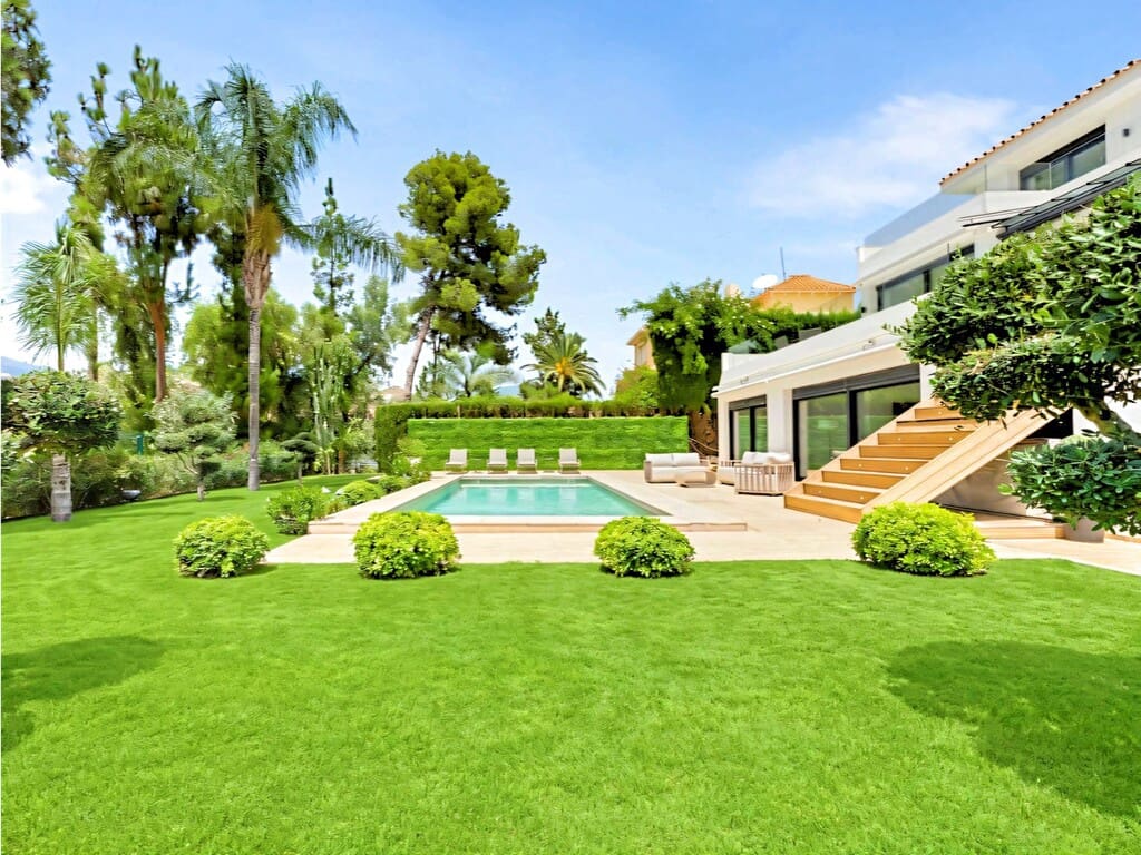 4 bedroom Villa for sale in Nueva Andalucia with pool garage - € 2,990,000 (Ref: 9980212)