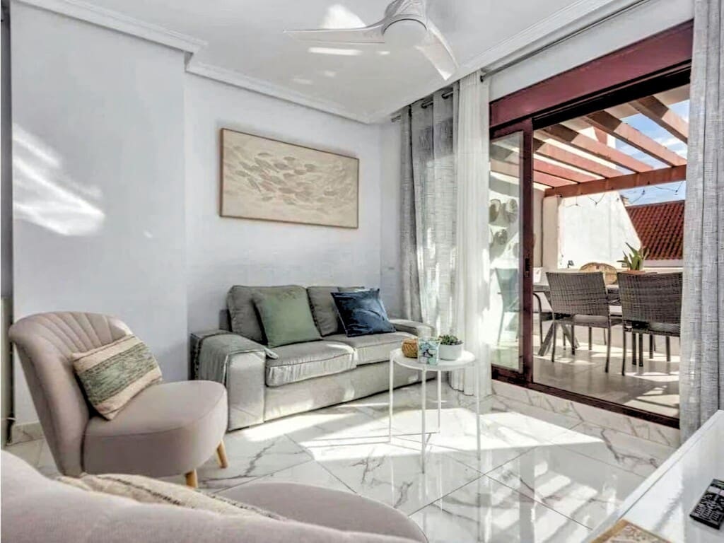 3 soverom Leilighet til salgs i Nueva Andalucia med svømmebasseng garasje - € 549 000 (Ref: 9981843)