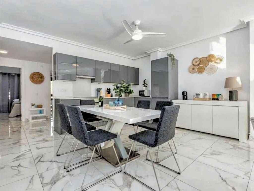 3 soverom Leilighet til salgs i Nueva Andalucia med svømmebasseng garasje - € 549 000 (Ref: 9981843)