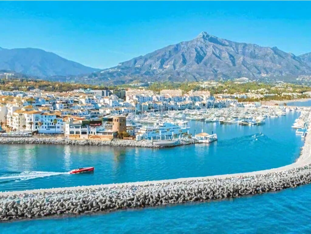 3 soverom Leilighet til salgs i Nueva Andalucia med svømmebasseng garasje - € 549 000 (Ref: 9981843)