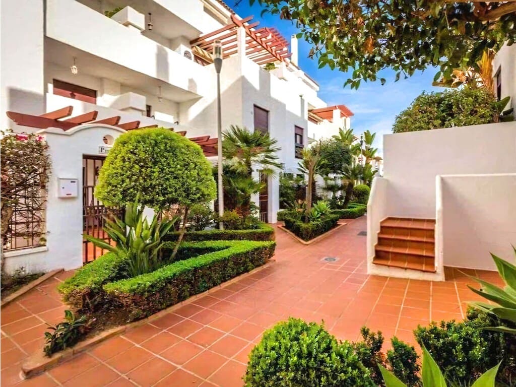 3 soverom Leilighet til salgs i Nueva Andalucia med svømmebasseng garasje - € 549 000 (Ref: 9981843)