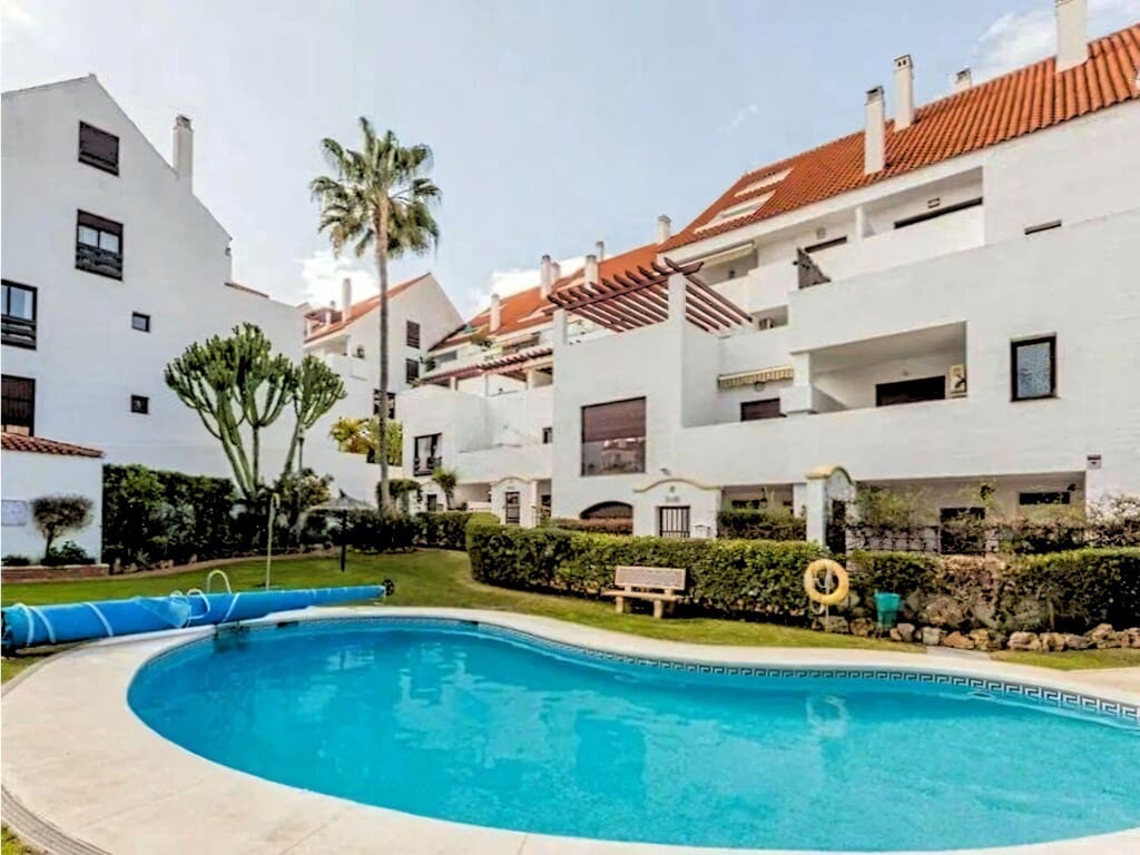3 soverom Leilighet til salgs i Nueva Andalucia med svømmebasseng garasje - € 549 000 (Ref: 9981843)