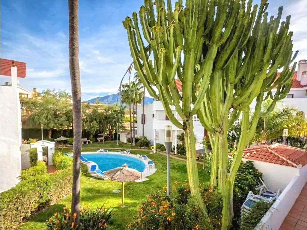 3 soverom Leilighet til salgs i Nueva Andalucia med svømmebasseng garasje - € 549 000 (Ref: 9981843)