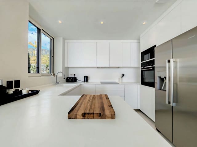 Apartamento de 3 habitaciones en Ojen en venta con piscina - 1.345.000 € (Ref: 9984475)