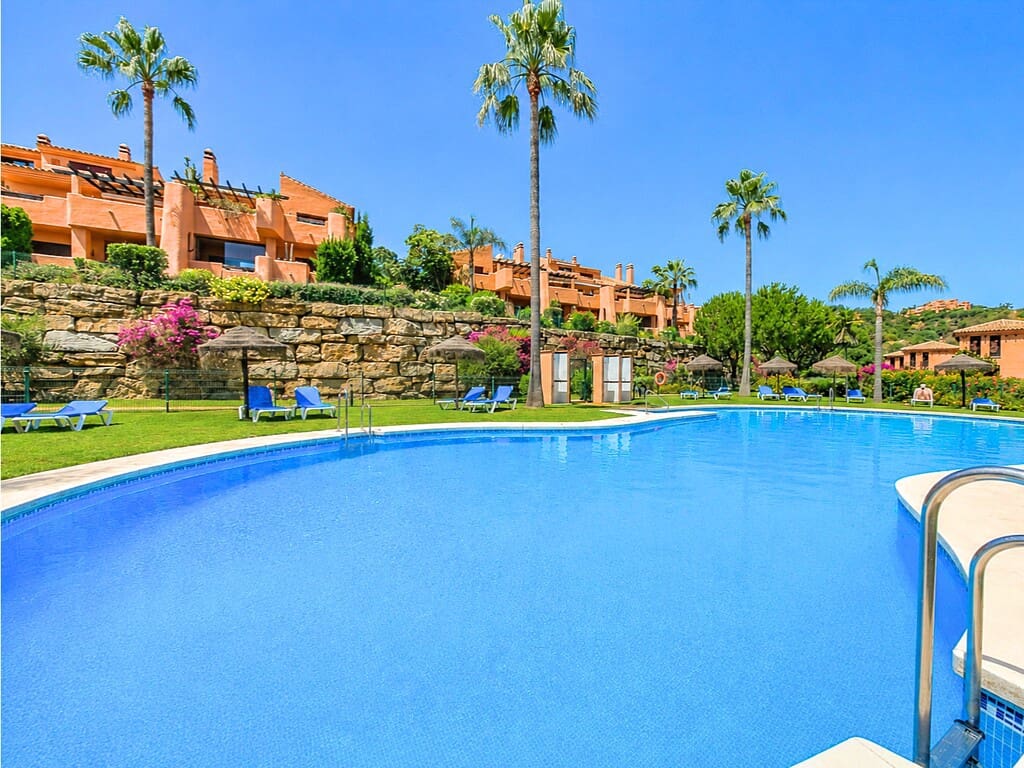 Apartamento de 2 habitaciones en La Mairena en venta con piscina garaje - 379.950 € (Ref: 9986457)