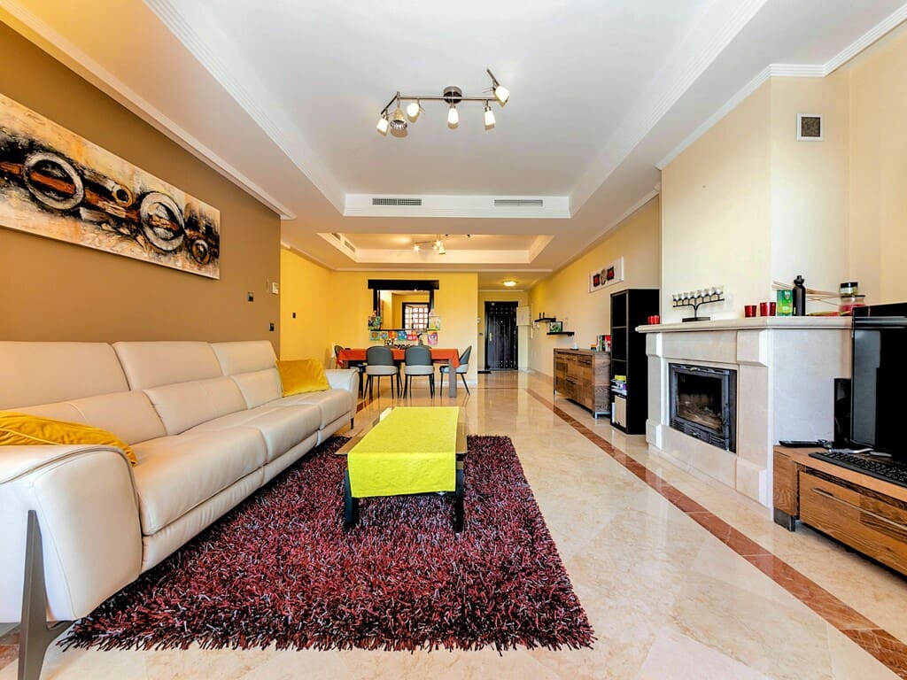 Apartamento de 2 habitaciones en La Mairena en venta con piscina garaje - 379.950 € (Ref: 9986457)