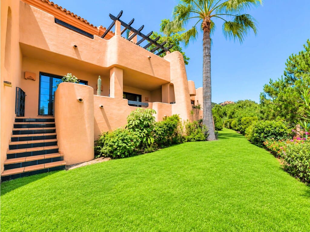 Apartamento de 2 habitaciones en La Mairena en venta con piscina garaje - 379.950 € (Ref: 9986457)
