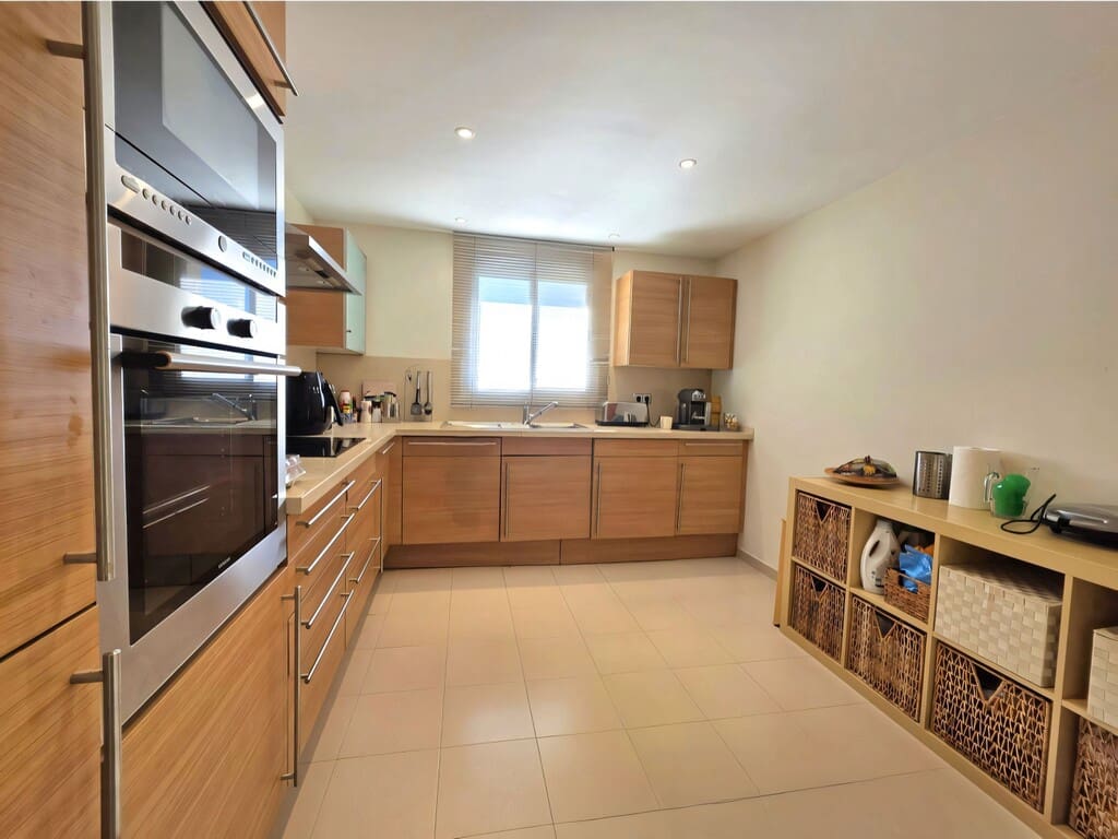 2 bedroom Apartment for sale in Estepona with pool garage - € 749,000 (Ref: 9986458)