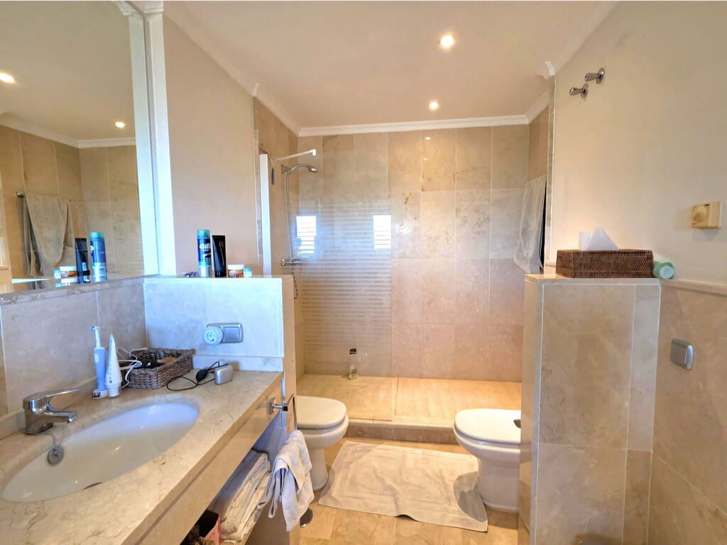 2 bedroom Apartment for sale in Estepona with pool garage - € 749,000 (Ref: 9986458)