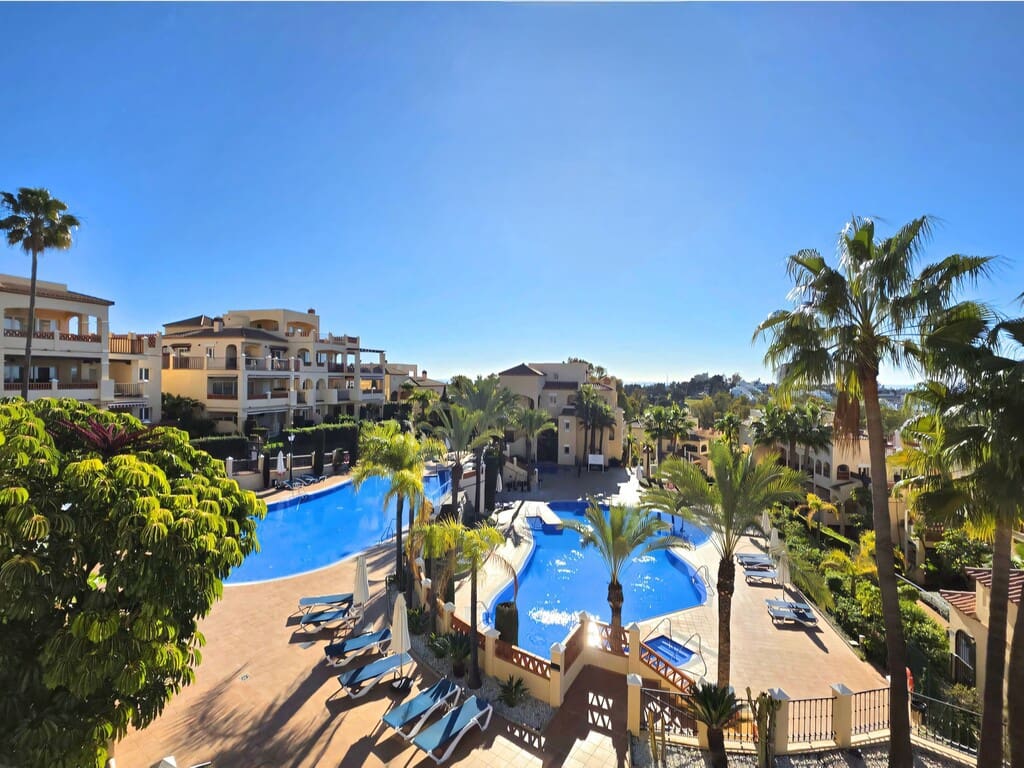 2 bedroom Apartment for sale in Estepona with pool garage - € 749,000 (Ref: 9986458)