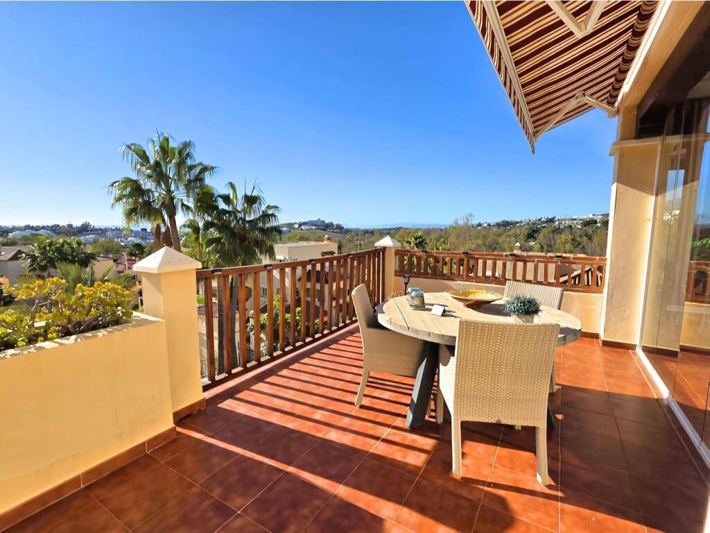 2 bedroom Apartment for sale in Estepona with pool garage - € 749,000 (Ref: 9986458)
