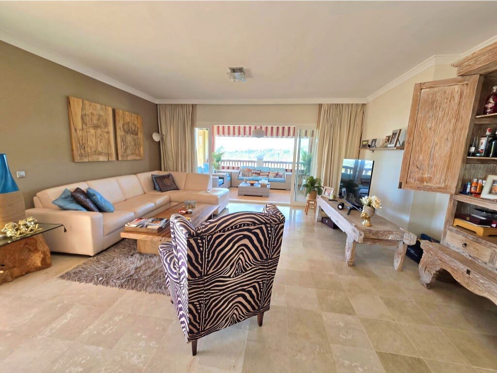 2 bedroom Apartment for sale in Estepona with pool garage - € 749,000 (Ref: 9986458)