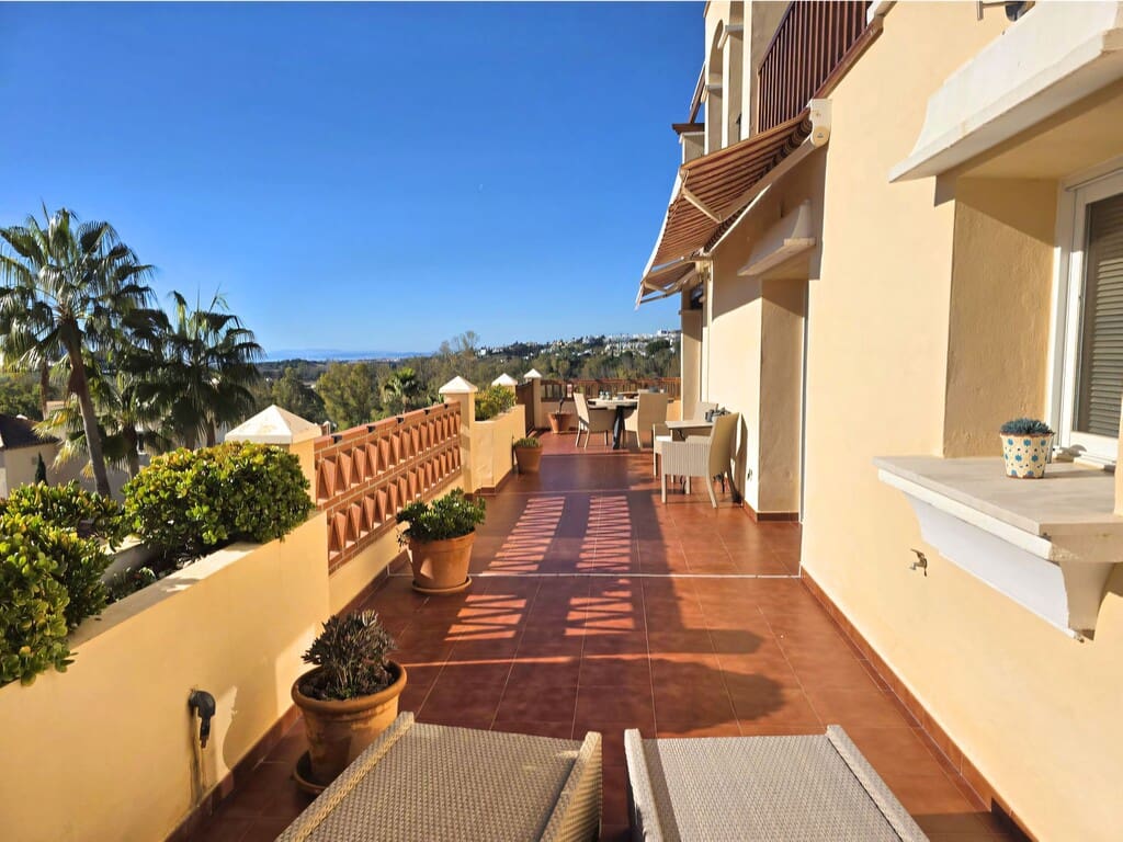 2 bedroom Apartment for sale in Estepona with pool garage - € 749,000 (Ref: 9986458)
