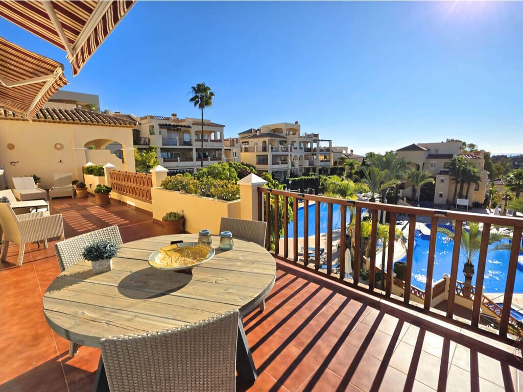 2 bedroom Apartment for sale in Estepona with pool garage - € 749,000 (Ref: 9986458)
