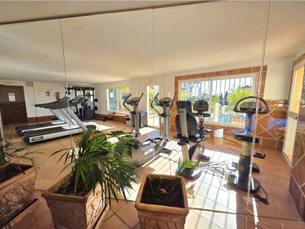 2 bedroom Apartment for sale in Estepona with pool garage - € 749,000 (Ref: 9986458)