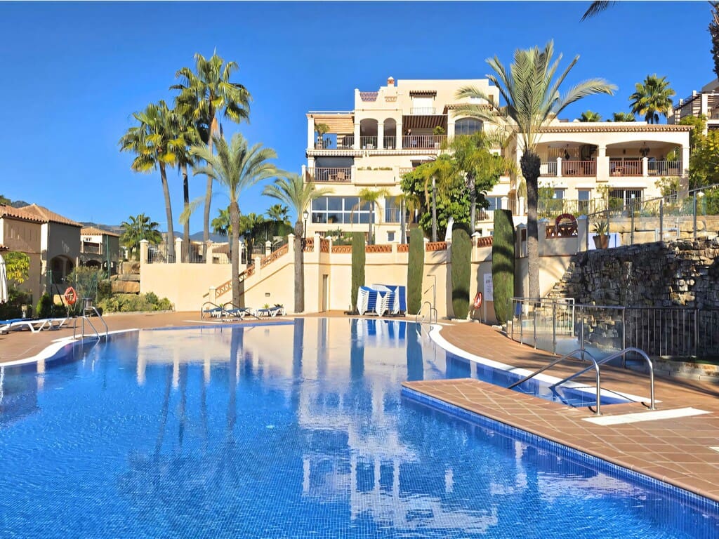 2 bedroom Apartment for sale in Estepona with pool garage - € 749,000 (Ref: 9986458)