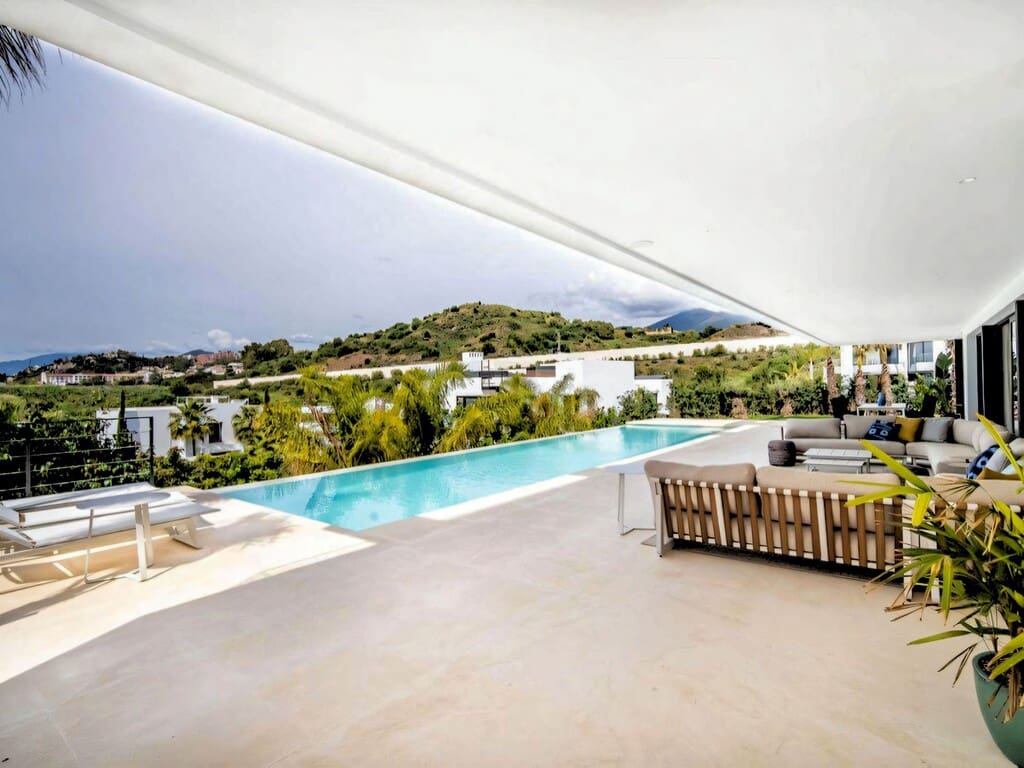 6 soverom Villa til salgs i Nueva Andalucia med svømmebasseng garasje - € 3 395 000 (Ref: 9996695)