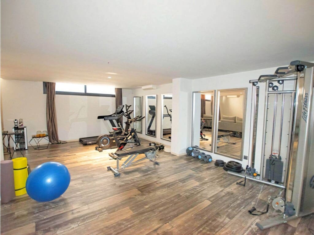 6 soverom Villa til salgs i Nueva Andalucia med svømmebasseng garasje - € 3 395 000 (Ref: 9996695)