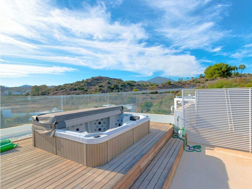 6 soverom Villa til salgs i Nueva Andalucia med svømmebasseng garasje - € 3 395 000 (Ref: 9996695)