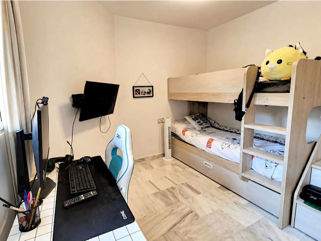 2 bedroom Apartment for sale in Estepona with pool garage - € 342,000 (Ref: 9996696)