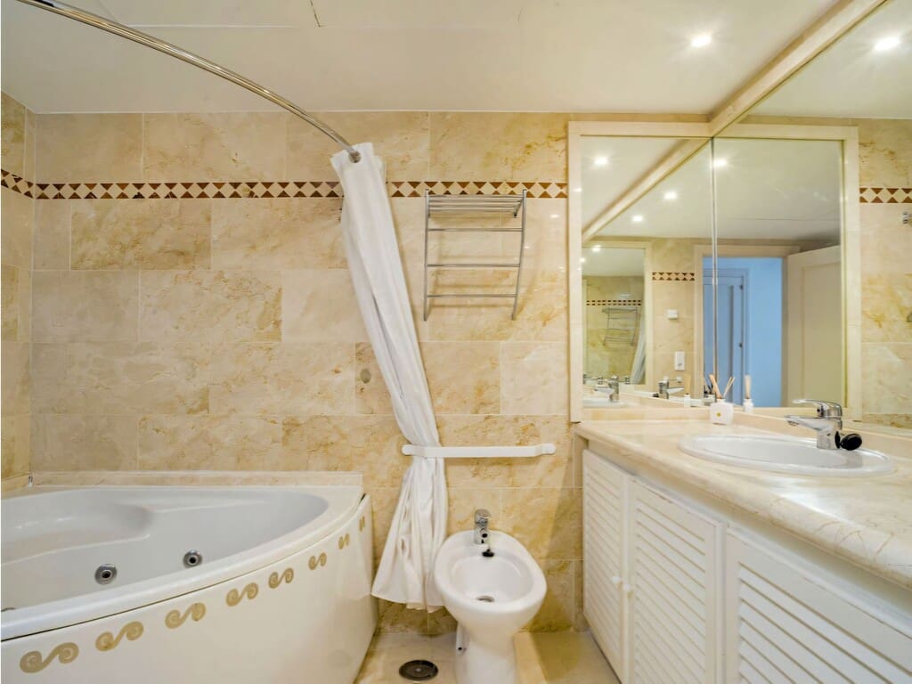 2 soveværelse Lejlighed til salg i Nueva Andalucia med swimmingpool garage - € 595.000 (Ref: 9998142)