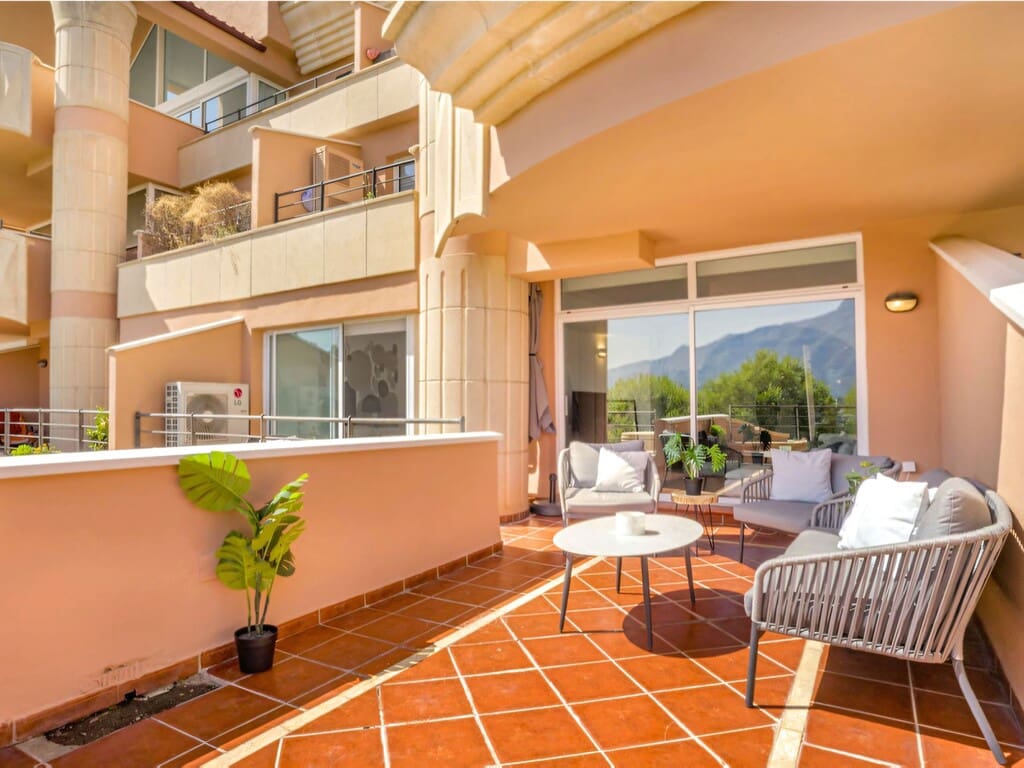 2 soveværelse Lejlighed til salg i Nueva Andalucia med swimmingpool garage - € 595.000 (Ref: 9998142)