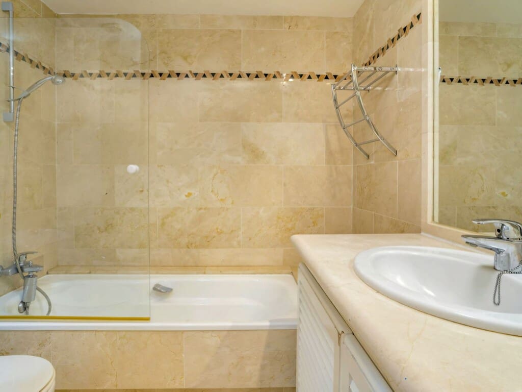 2 soveværelse Lejlighed til salg i Nueva Andalucia med swimmingpool garage - € 595.000 (Ref: 9998142)