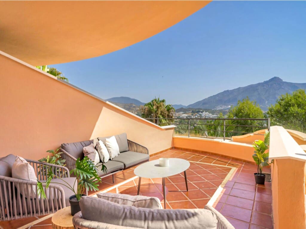 2 soveværelse Lejlighed til salg i Nueva Andalucia med swimmingpool garage - € 595.000 (Ref: 9998142)