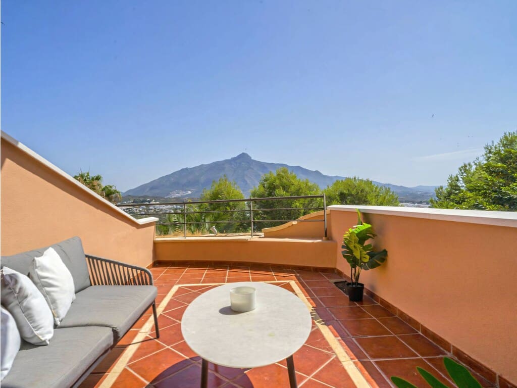2 soveværelse Lejlighed til salg i Nueva Andalucia med swimmingpool garage - € 595.000 (Ref: 9998142)