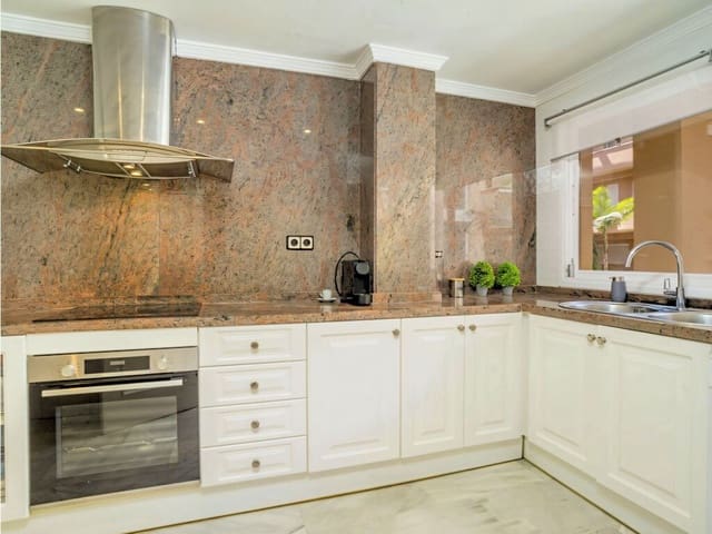 2 soveværelse Lejlighed til salg i Nueva Andalucia, Marbella med swimmingpool garage - € 595.000 (Ref: 9998142)