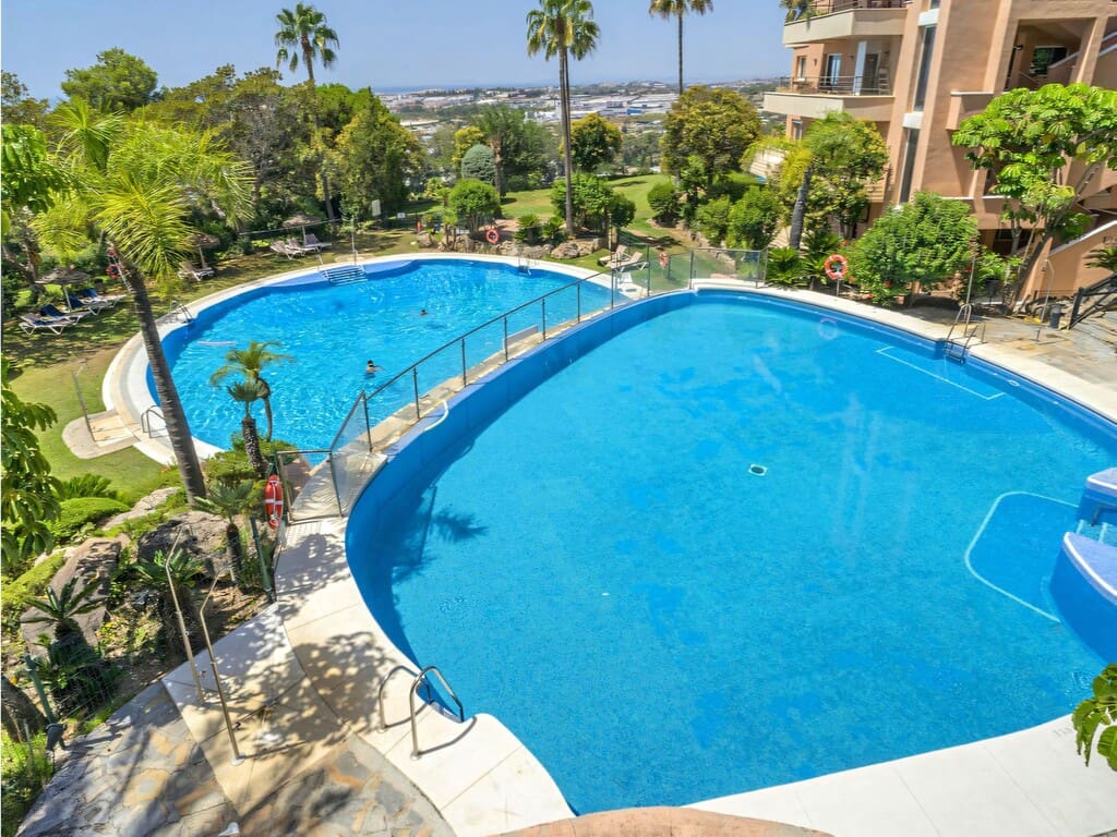 2 soveværelse Lejlighed til salg i Nueva Andalucia med swimmingpool garage - € 595.000 (Ref: 9998142)